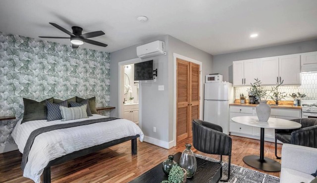 Private gated studio near Downtown Houston, Med Center & NRG with fast WiFi and parking