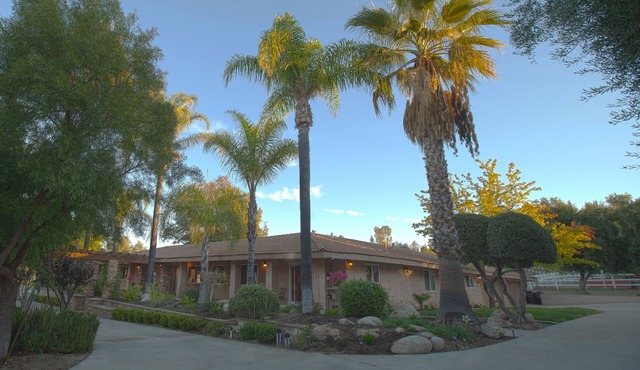 Private gated vineyard on Temecula wine trail - Pool, 24/7 Heated Spa, CLEAN!