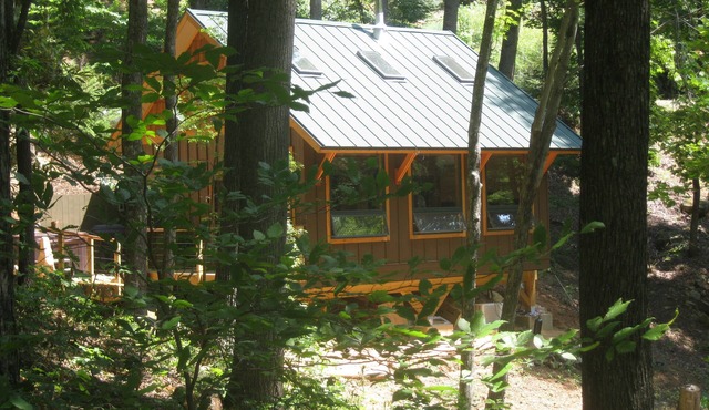 Private Getaway-17 miles to Asheville, Hot Tub & Fireplace, Pet Friendly