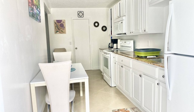 Private Getaway 2 bedrooms and 1ba Guesthouse Self Check-in Free Parking & WiFi
