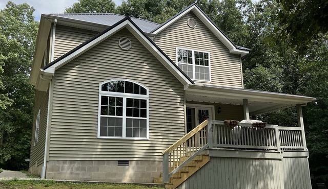 Private Getaway! Great for families and friends! Hot tub and Fire pit!