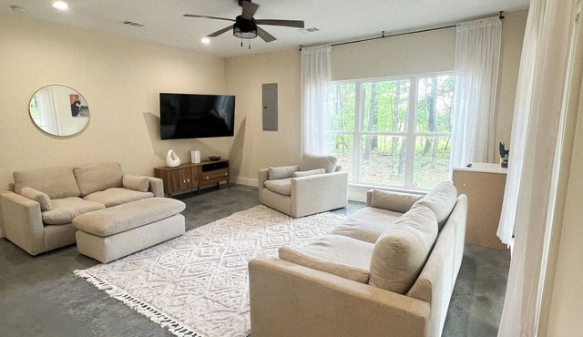 Private Getaway on 2.5 Acres Family & Pet Friendly!