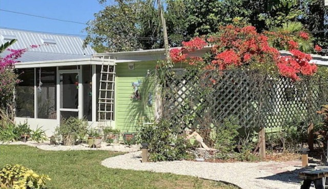 Private getaway on Pine Island. Full kitchen, lanai, deck. Beautiful yard.