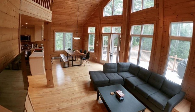 ★Private Getaway★ Spac w/ Outdoor Spa | St-Côme
