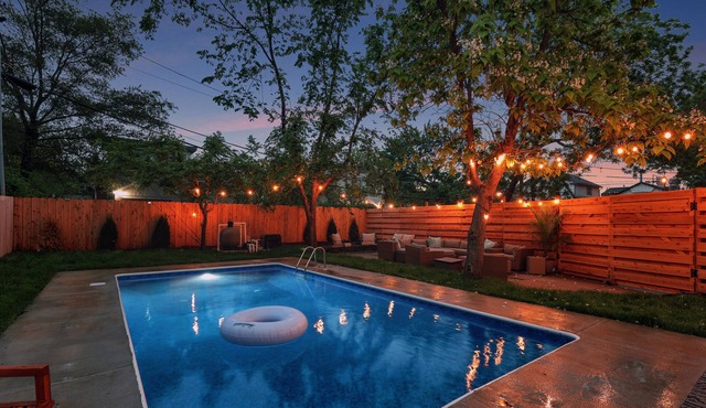 Private Getaway with heated pool, Hot Tub & Designer Touches, Walkable Dining