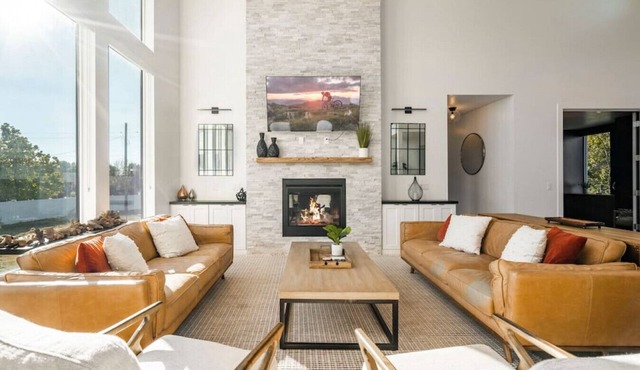 Private Getaway with Theater Room, Hot Tub, Dry Sauna, 7 bedrms, 4 bathrms