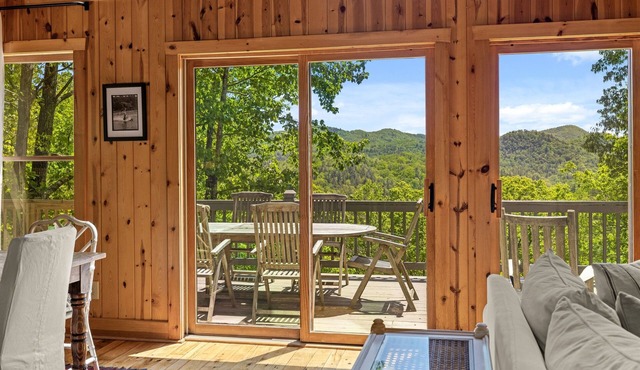 Private Getaway with Views! 8 mins to Lake Burton! Tallulah River 1 mile away!