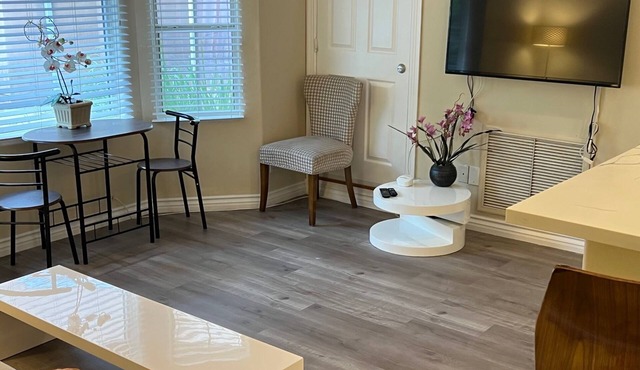 Private GH home for 4 with TV, AC and WiFi close to Universal Studio/Hollywood