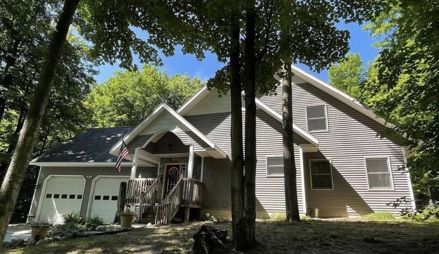 Private Glacial Hills Bellaire Home