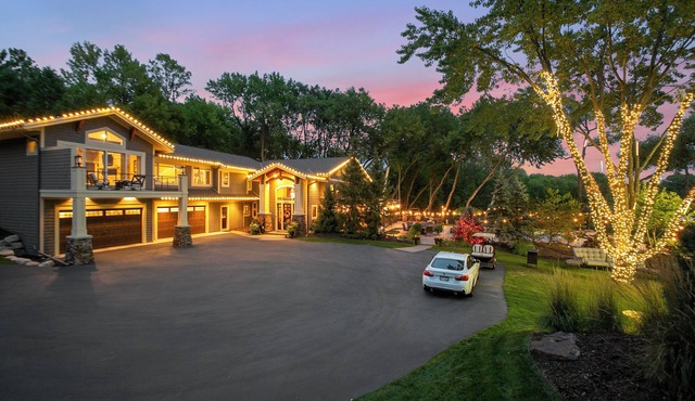 Private Grand Lodge with pool, lake & pickleball courts