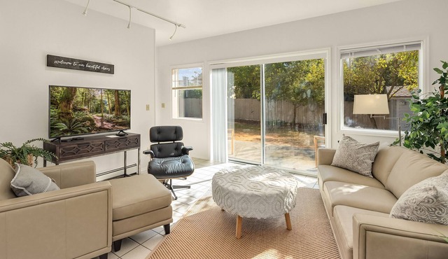 Private Grande Homey Oasis, 2 homes, 1 lot