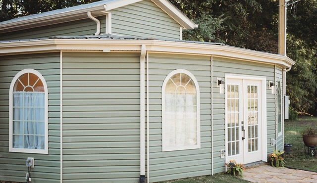 Private Greenhouse Style Guesthouse! 15 min from the lakes and close to gburg!