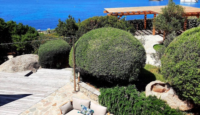 Private ground floor with large garden and heated pool. Sea view, Tizzano