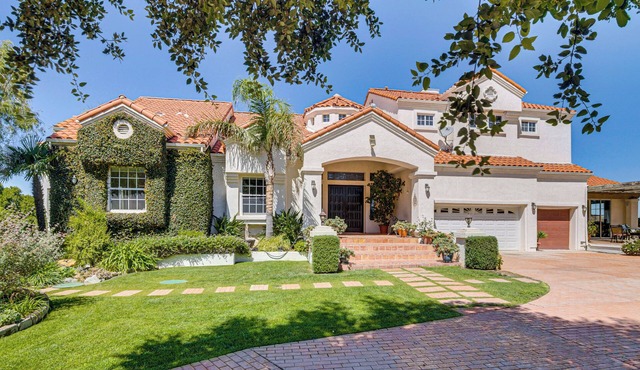 Private Grounds w/Mtn Views: Luxury Topanga Villa
