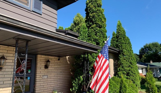 Private Guest Bedroom - 2E East Room - Close to Lake Michigan