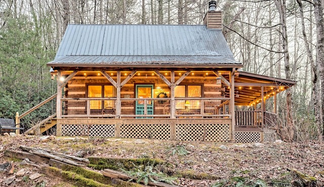 Private, Guest Favorite Cabin, Fire Pit, Close to Hiking and Downtown Clayton!