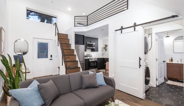 Private guest house, king bed, work-from-home friendly, fully equipped kitchen