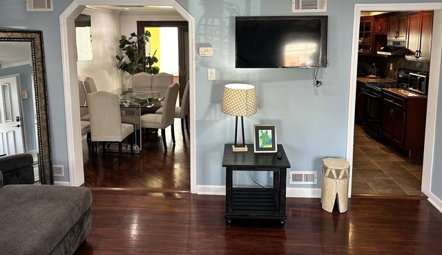 Private guest house near NYC with food voucher and parking