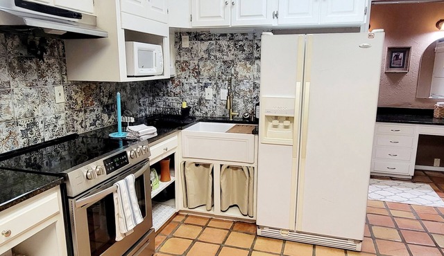 Private Guest House in sought after Colleyville.