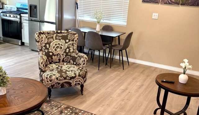 Private Guest House in Winnetka - 2bd/1ba Private Entrance and Yard Area