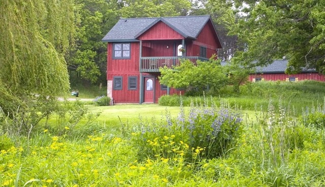 Private guest house w/jacuzzi tub, gas fireplace close to several famous parks