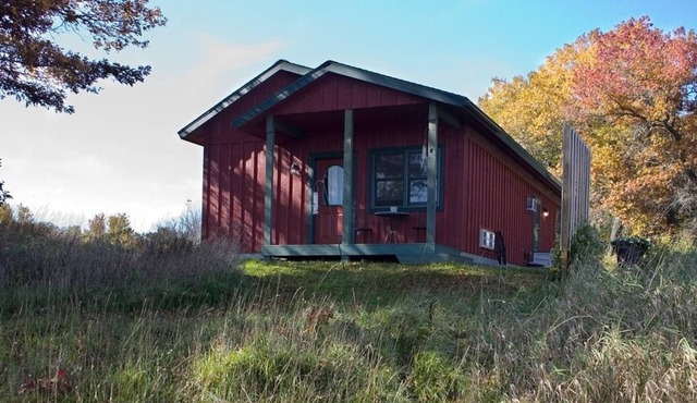 Private guest house w/jacuzzi tub, gas fireplace close to several famous parks