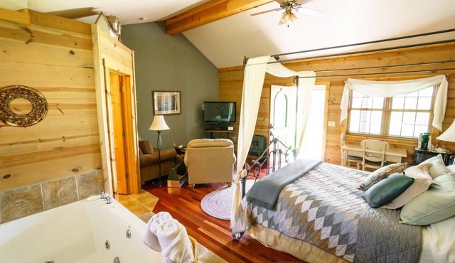 Private guest house w/jacuzzi tub, gas fireplace close to several famous parks