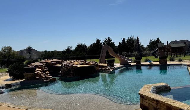 Private guest house with Resort-Style pool. 1.8 miles from Heath Boat Ramp.