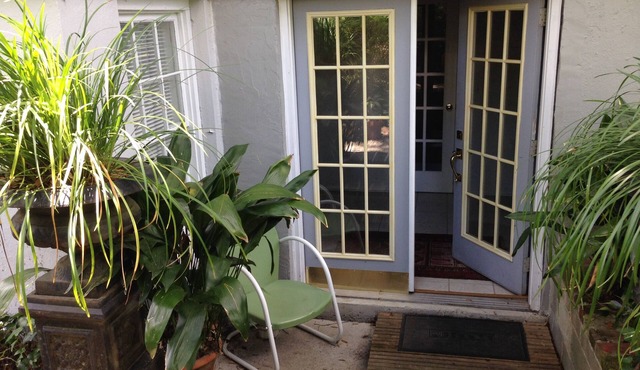 Private Guest Quarters - Cozy 1 BR/1 BA apartment on Historic 2-acre estate