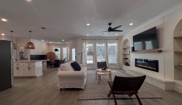 Private guest room in a clean, quiet 4‑bedroom home.