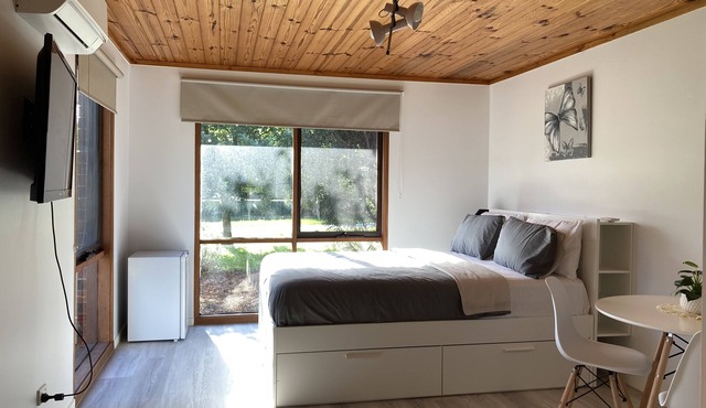 Private Guest Suite close to Westfield Fountain Gate Shopping Malln