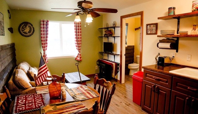 Private guest suite, separate entrance, w/kitchenette and patio