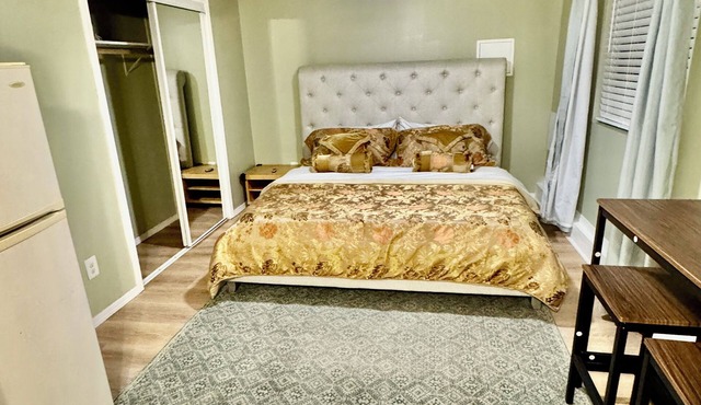 Private guest suite with kitchen
