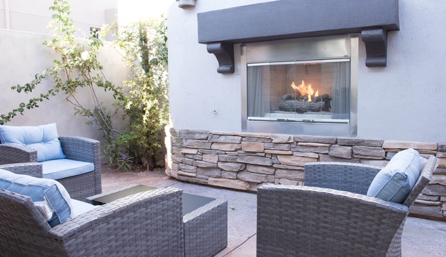 Private guesthouse in upscale community, courtyard retreat w/fireplace