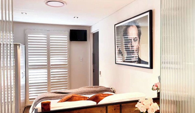 Private guesthouse & stunning outdoor space in newly built designer home.