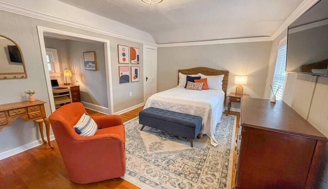 Private Guesthouse w/Kitchen - Minutes from Uptown