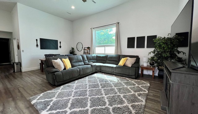 Private Guesthouse + King Bed + Fireplace