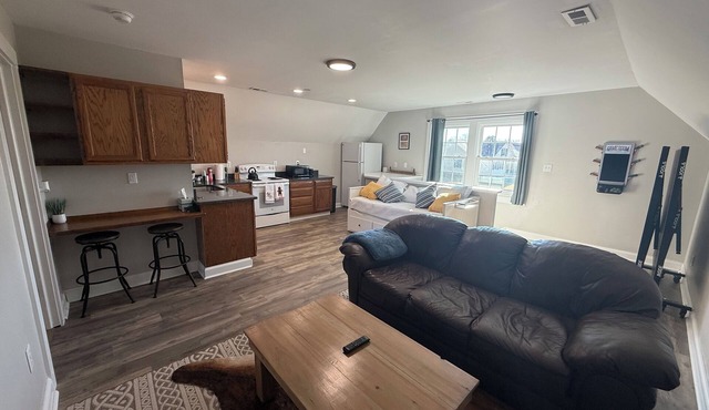 Private Guesthouse w/Full Kitchen