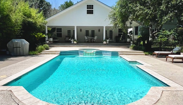 Private guesthouse with private swimming pool, spa and custom pool