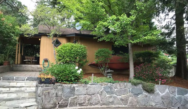 Private Guesthouse with parking in front n Queen bed close to wine tasting