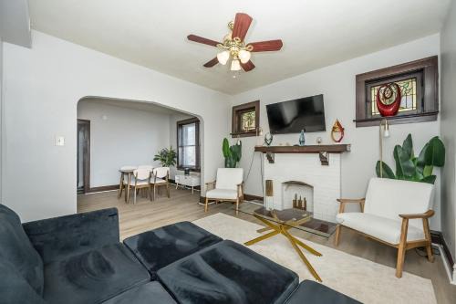 Private Gym 2BR Modern Condo Downtown