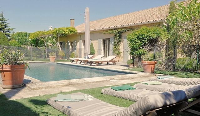 Private Heated pool - walking distance from Saint-Rémy-de-Provence