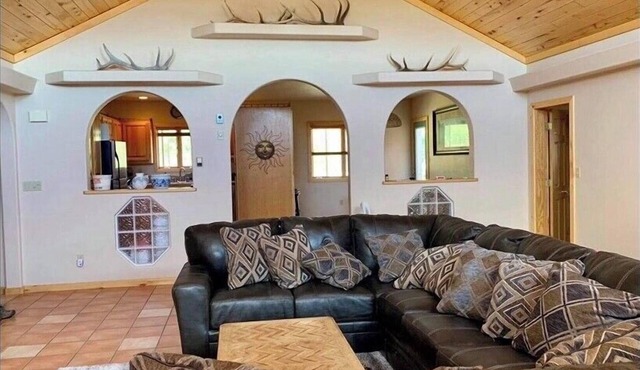 Private Haven+5 Acres+Sprawling Yards+Spectacular Waterfall Koi Pond! 3BR/2Bath