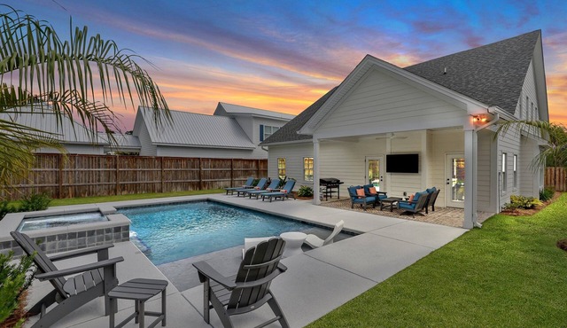 Private Heated Pool & Spa | Close to Beaches, Restaurants & Shopping!