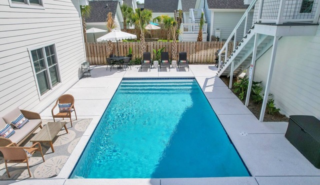 Private Heated Pool, Close to Beaches, Restaurants & Shopping!