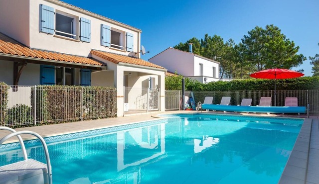 Private Heated Pool, Free Wifi, 10 minutes Stroll to Fantastic Beach