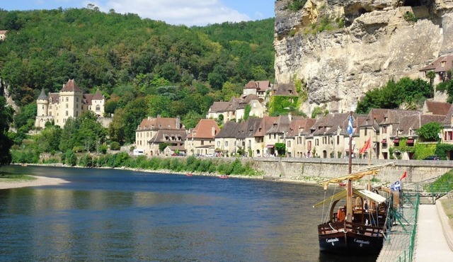 Private heated, covered (retractable) pool & hot tub