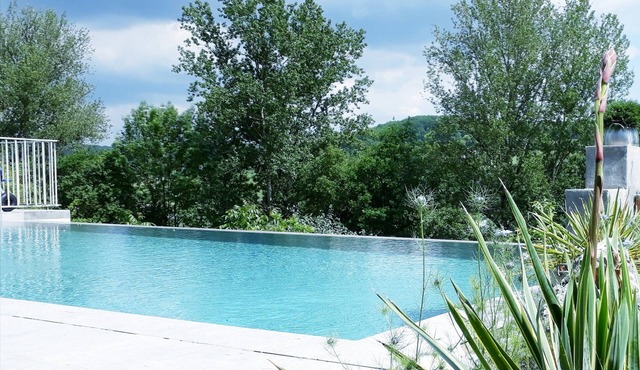 Private heated infinity pool Quiet countryside Medieval Lauzerte