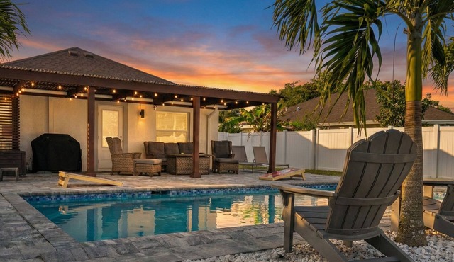 Private Heated Pool ~ Near Downtown & Beaches