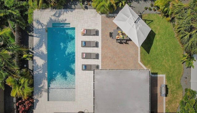 Private heated pool, 2 miles from beach, King bed, 1/4 mile East of Manor Lanes